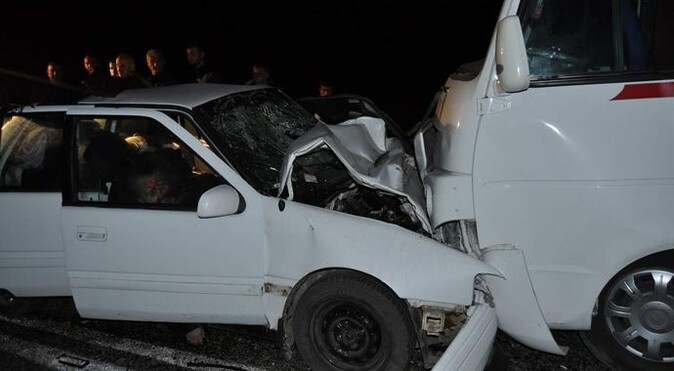 Balıkesir&#039;de trafik kazası 1 ölü, 15 yaralı