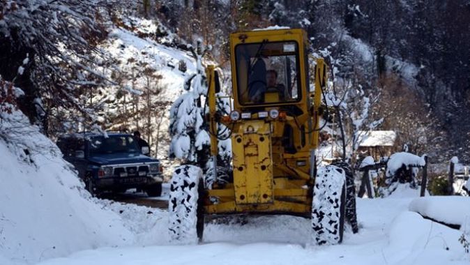 Kastamonu&#039;da kar yağışı 484 köye ulaşımı kapatıı