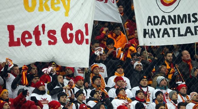 Galatasaraylı taraftarlar maçın tatil edilmesine tepkili