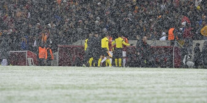 Hakemler, Galatasaray-Juventus maçını neden erteledi