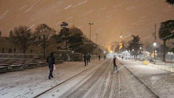 Kar yağışı İstanbul&#039;da trafiği kilitledi - VİDEO