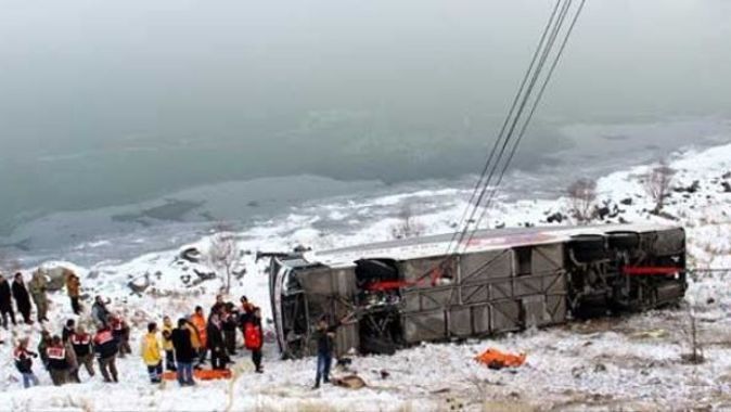 İstanbul otobüsü şaramople devrildi, 2 ölü