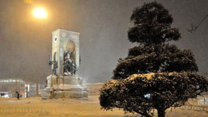İstanbul&#039;da kar etkisini göstermeye devam ediyor