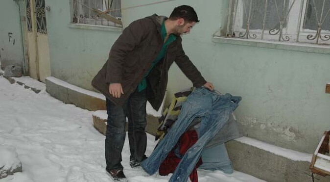 Erzurum donuyor, çamaşırlar buz tuttu