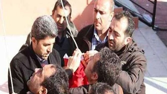 Türk Bayrağı&#039;nı indirenler tutuklandı