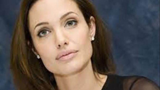 Angelina Jolie sette bayıldı herkes öldü zannetti