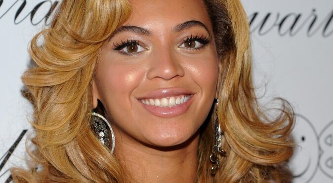 Beyonce sürpriz yaparak yeni albümünü iTunes&#039;dan yayınladı