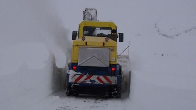 Bitlis&#039;te kar esareti, yollar açılamıyor