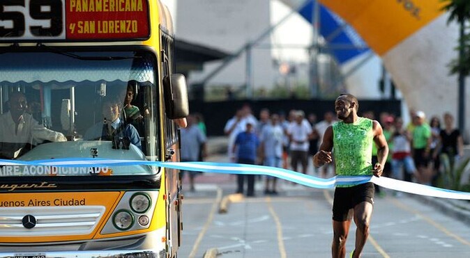 Usain Bolt bu sefer otobüsle yarıştı 