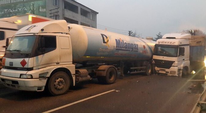 Sakarya&#039;da Tır, LPG yüklü tankere çarptı, faciadan dönüldü