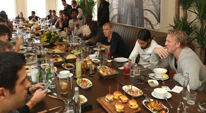 Fenerbahçe Futbol Takımı, yemekte bir araya geldi.