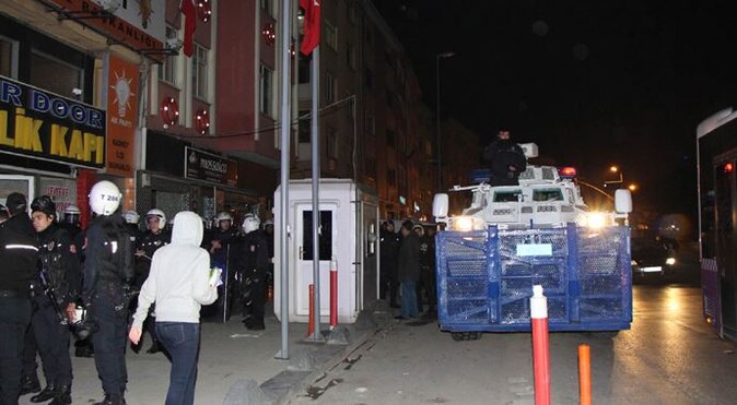 Kadıköy&#039;deki göstericilere polis müdahalesi