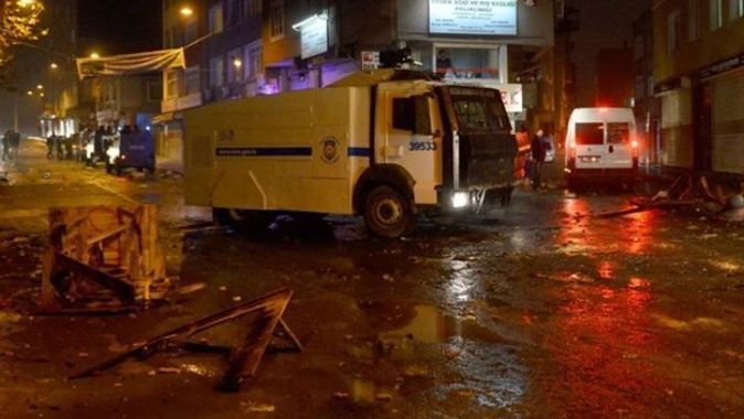 Beyoğlu&#039;nda polise saldıran maskeli gruba müdahale