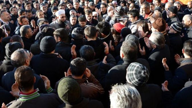 Yüzlerce kişi Başbakan Erdoğan için dua etti