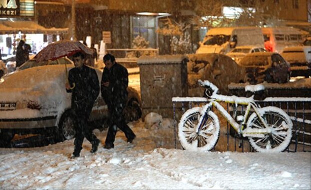 Kar yağışı Ankara&#039;yı kilitledi