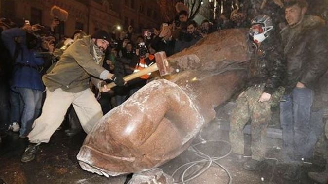 Ukrayna&#039;da Lenin heykelini yıktılar