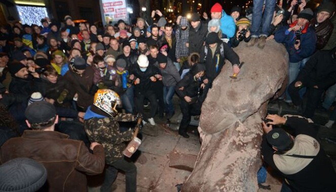 Protestocular Kiev&#039;deki Lenin heykelini yıktı