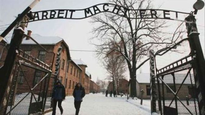 Auschwitz önünde &#039;Nazi selamı&#039; veren Türkler gözaltında