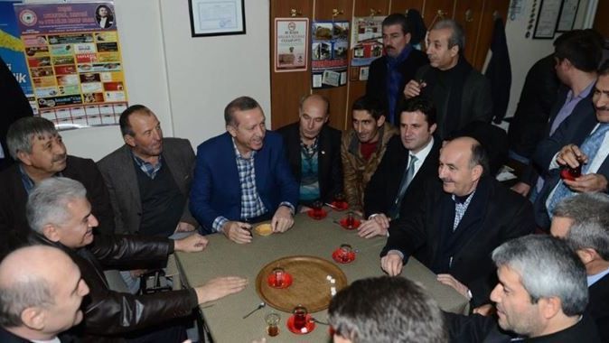 Başbakan Erdoğan&#039;dan kahvehane ziyareti
