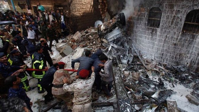 Askeri uçak binanın üzerine düştü: 12 ölü