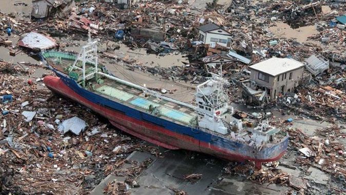 Tsunamide karaya vuran 330 tonluk gemi kalkıyor