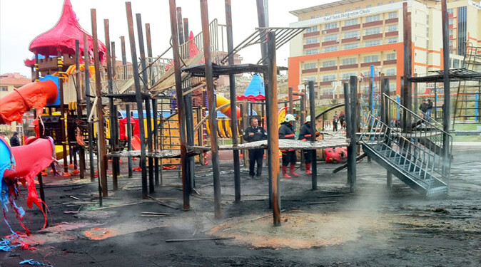 Sigara izmariti, çocuk parkını alev alev yaktı 