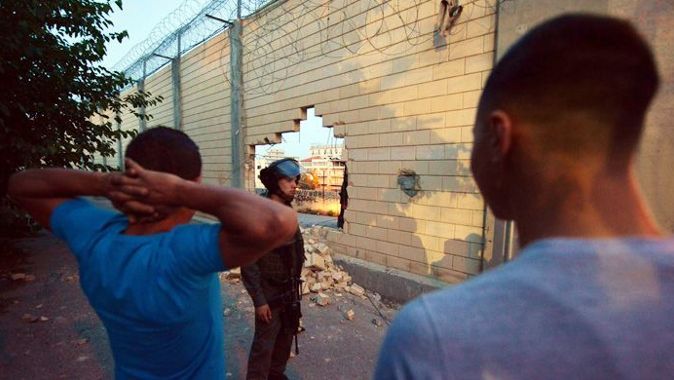 Filistinliler İsrail&#039;in duvarını balyozlarla deldi