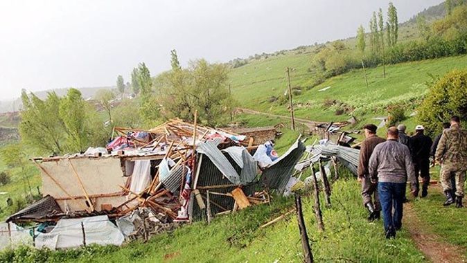 Sivas&#039;ta hortum evin çatısını uçurdu