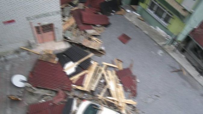 İstanbul&#039;da rüzgar tavan çökertti