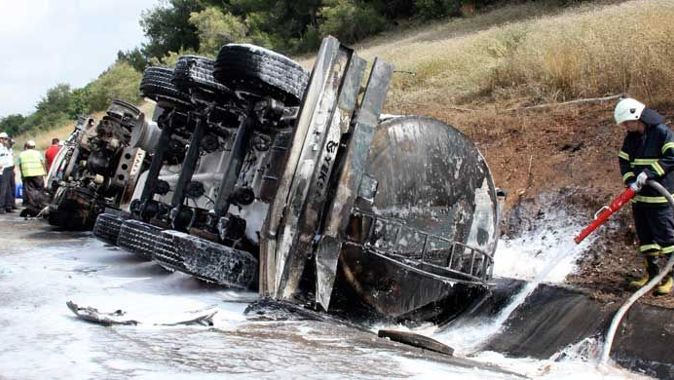 Tanker devrildi, sürücüsü yanarak öldü