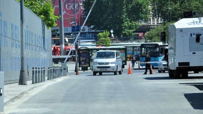 Başbakanlık ofisi önündeki yol trafiğe kapatıldı
