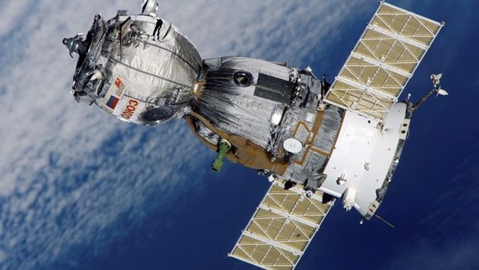 Soyuz, yeni ekibi uzay istasyonuna ulaştırdı