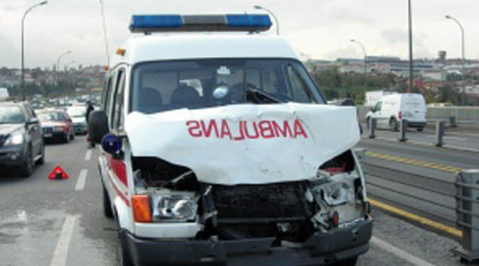 Ambulansla minibüs çarpıştı, 13 yaralı