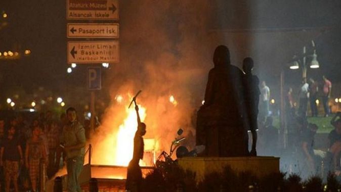 İzmir&#039;de dün gece 90 kişi gözaltına alındı