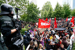 Almanya&#039;da kapitalizm karşıtı protesto