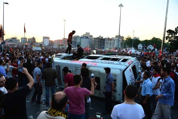 Taksim&#039;de polis aracına linç girişimi