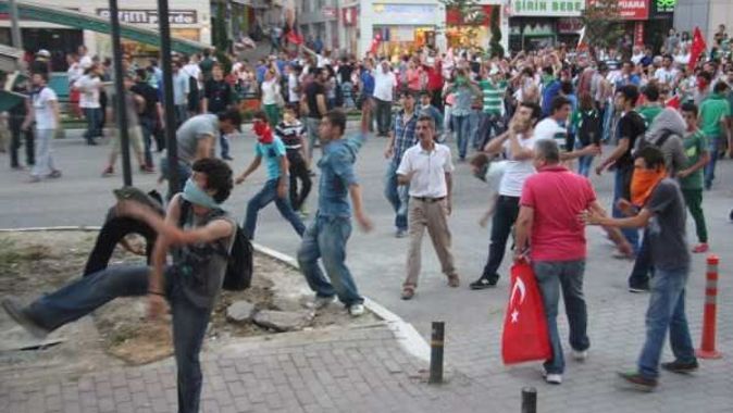 Göstericiler Bursa&#039;da Ak Parti binasına saldırdı