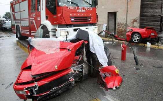 Ferrari&#039;yi TIR biçti, ikiye bölündü