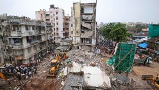 Hindistan&#039;da bina çöktü, 10 ölü