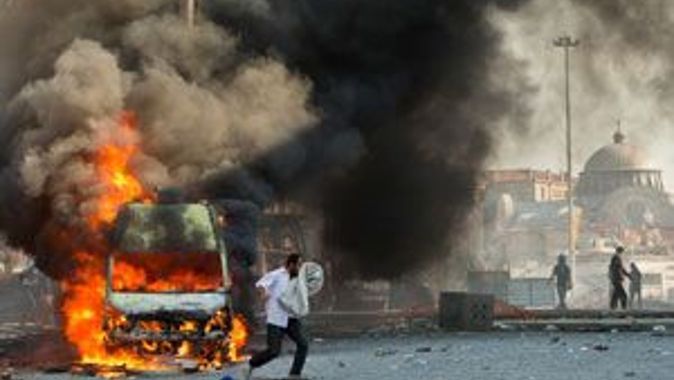 Eylemcilerin ateşe verdiği minibüsü TOMA söndürdü