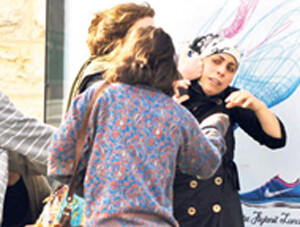 Fransa&#039;da Türk kadına saldırıp başörtüsünü çektiler