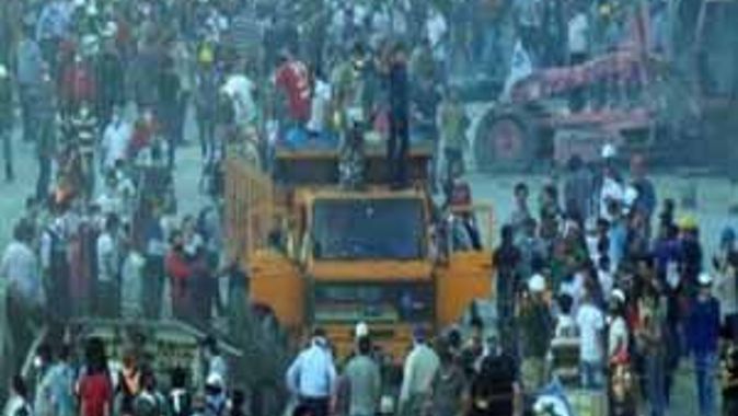 Çarşı, Taksim&#039;e kamyon ile müdahale etti 