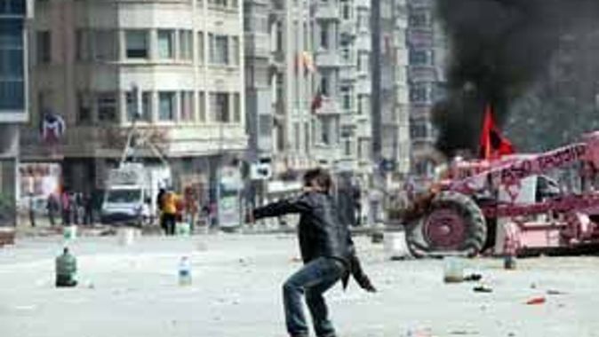 Taksim&#039;de çatışmalar devam ediyor 