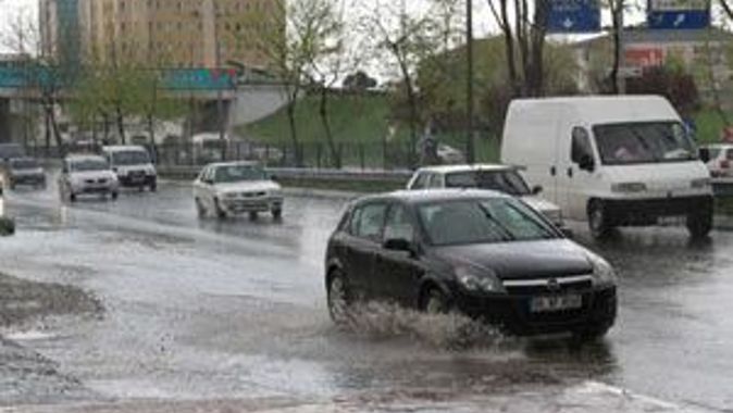 İstanbul&#039;da yağmurlu ve serin havaya dikkat