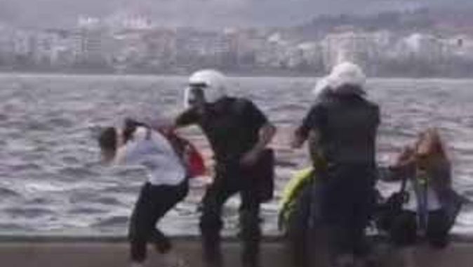 İzmir&#039;de 3 polis açığa alındı, sosyal medyada tepkiler çığ gibi 