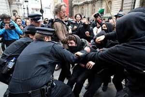 Londra ayaklandı, G8 protestolarında çatışmalar var 