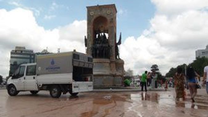 Taksim Cumhuriyet Anıtı temizlendi