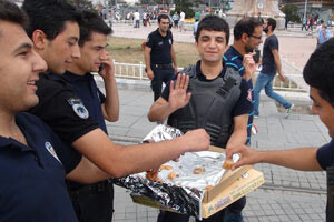Polis Taksim&#039;de baklava dağıttı