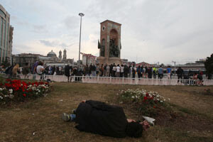 Eylemciler, Gezi Parkı&#039;nı boşaltmak için haber bekliyor