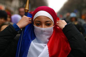 Fransa&#039;da, Türk kadına başörtüsü tacizi